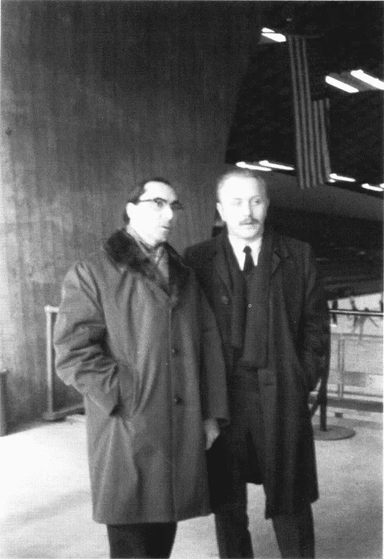 А Белинков и В Ляпунов наш коллега и самоотверженный помощник 1968 Сидят - фото 27