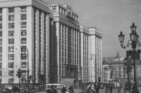 Весной 1994 года депутаты обосновались в бывшем здании Госплана СССР на Охотном - фото 9
