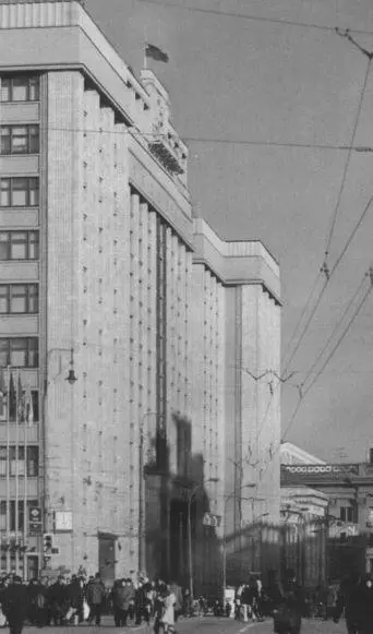 Через десять лет после расстрела коммунистического Верховного Совета над - фото 24