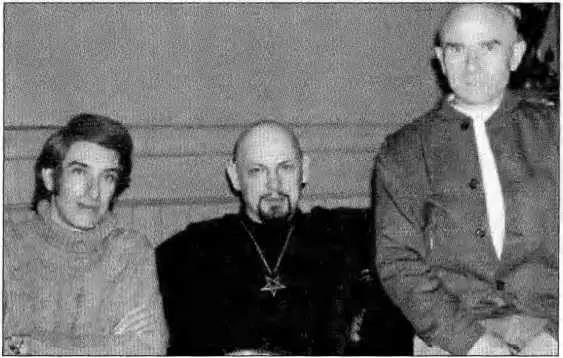Первосвященник сидит между уфологом ученымкомпьютерщиком и борцом с - фото 23