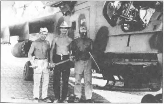 Оружейники 205 ОВЭ работают на пушке Ми24П Кандагар 1987 г Применение - фото 66
