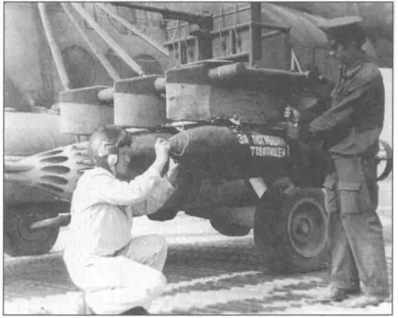 Файзабад1982 г Подвеска пушечных контейнеров УПК25023 на вертолете Ми24 - фото 68