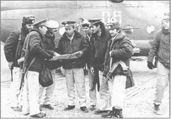 Ми8Т 280 ОВП Кандагар февраль 1982 г Идет послеполетный анализ действий - фото 71
