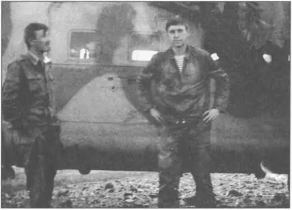 Кн К Шипачев из 335 ОВП стоит на фоне поврежденного Стингером вертолета 4 - фото 76