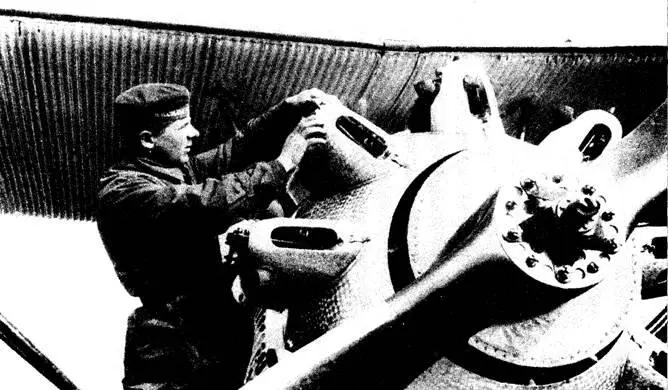 Механик обслуживает двигатель Микулина М22 на самолете АНТ5И4 Из собрания - фото 47