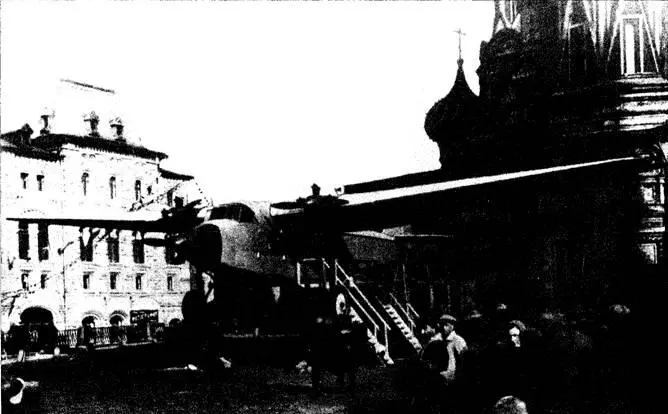 Опытный образец АНТ9 на Красной площади во время первомайского парада в 1929 - фото 63