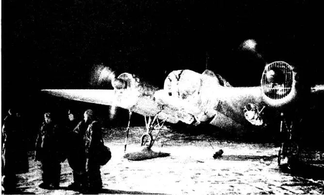 1941 год АНТ40СБ на лыжном шасси возвратился с ночного вылета на - фото 96