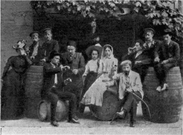 А И Куприн и Е М Куприна в группе Массандра 1907 г А И Куприн на - фото 11