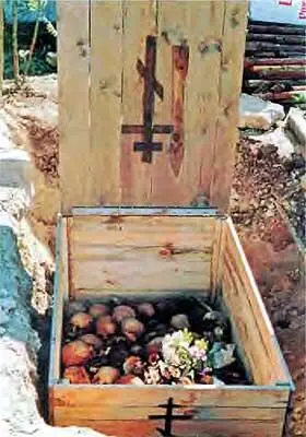 Старый Симонов монастырь в 1994 году Дощатый ящик наполненный черепами и - фото 61
