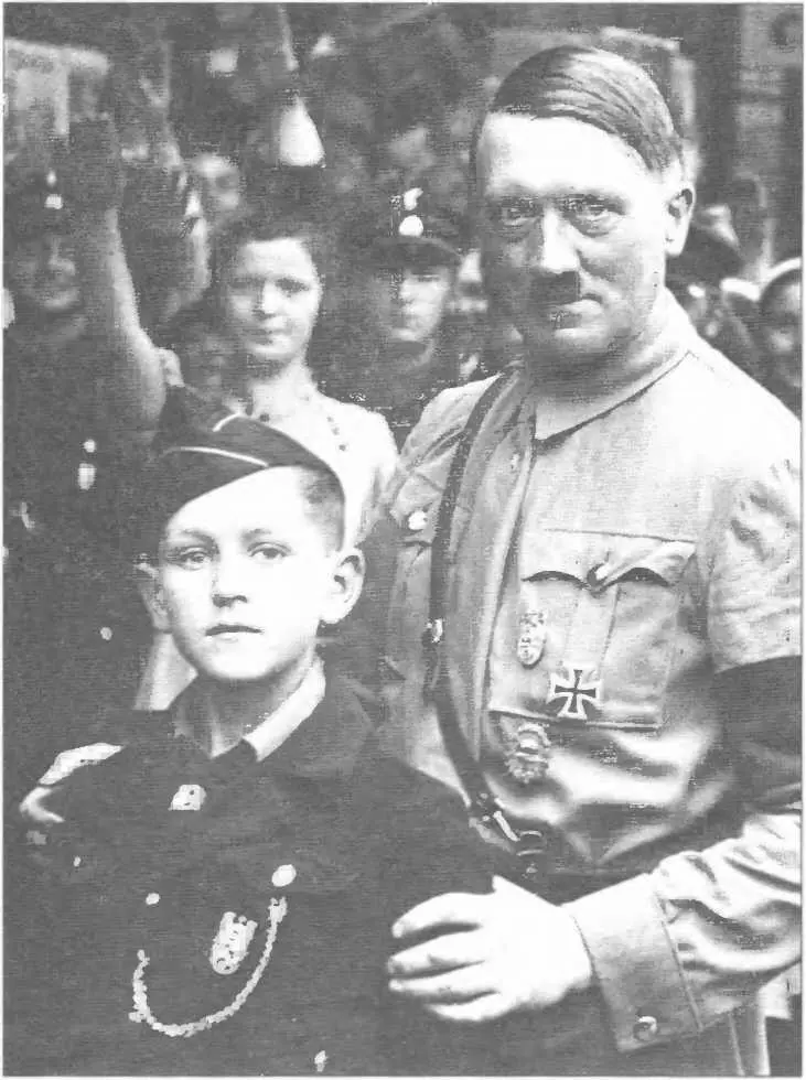 Адольф Гитлер превратил свою книгу Mein Kampf в настоящую нацистскую Библию - фото 35