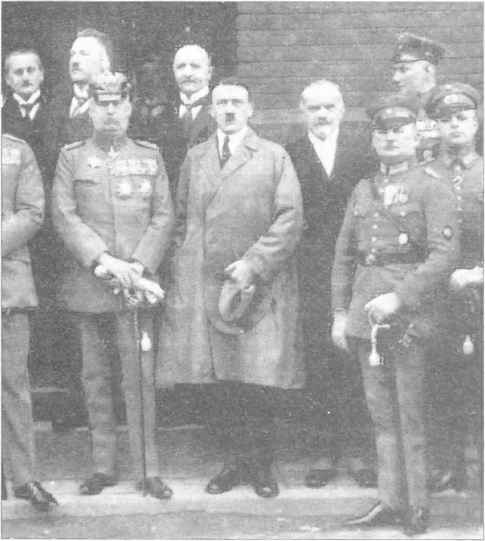 Сторона защиты на суде по делу о путче в Мюнхене 1924 году Все главные - фото 46