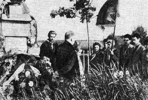 Пионеры принесли венок на могилу моряков в селе Белый Раст Герой Советского - фото 24