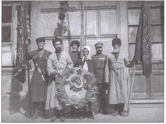 С М Буденный со станичниками Фото 1920 г Карикатура из эмигрантского - фото 32