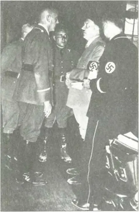 А Гитлер и М Борман в 1935 г в Нюрнберге М Борман и секретарь А Гитлера - фото 21