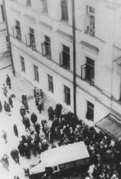 14 апреля 1930 г Полдень Санитарная машина у подъезда дома 36 в Лубянском - фото 11