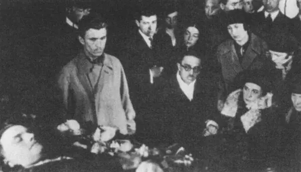 У гроба Маяковского В первом ряду справа налево мать покойного Александра - фото 15
