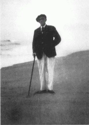 И С Шмелев на берегу Атлантического океана 1925 г Стоят А И Деникин - фото 19