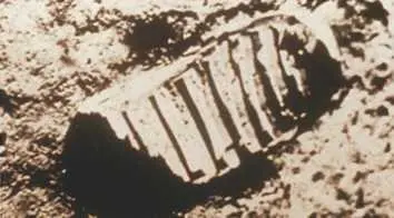 Отпечаток ноги Нила Армстронга первый шаг человека на Луне Июль 1969 г - фото 174