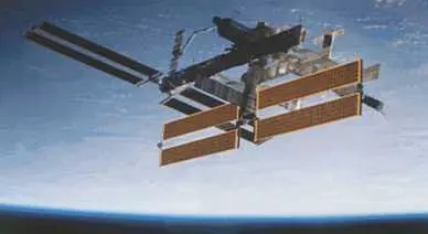 МКС с новыми солнечными батареями 2006 г На МКС астронавт и фрукты в - фото 181
