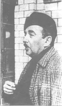 С соседями у подъезда своего дома на улице Черняховского Начало 1970х годов - фото 36