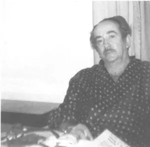 1977 год С Владимиром Максимовым и Вадимом Делоне у входа в редакцию журнала - фото 51