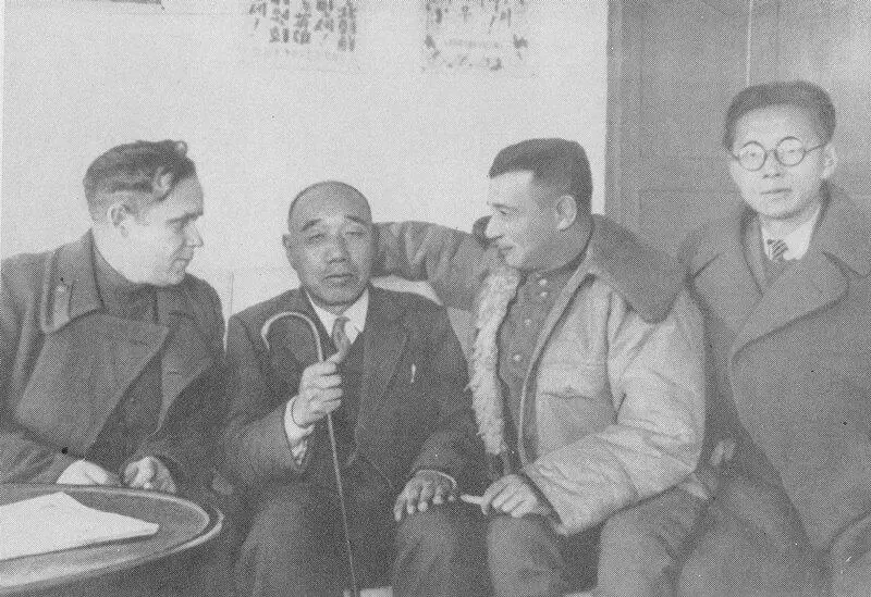 Б Бурсов и А Гитович с корейскими друзьями Корея 1947 Когда материал был - фото 13