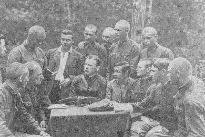 А Гитович и Б Корнилов в лагерях артиллерийского училища 1936 Советская - фото 7