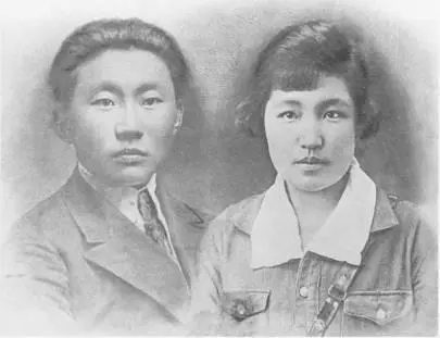 БД Дандарон с женой Е Шулуновой Кяхта 1932 г Б Д Дандарон в - фото 47