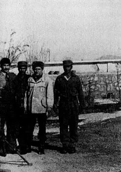 Газни Автор с командующим и солдатами царандоя Въезд в Чарикар со стороны - фото 13