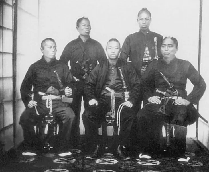 Воины Сацума перед отправкой на фронт На ковре выткан герб Сацума Воины - фото 56