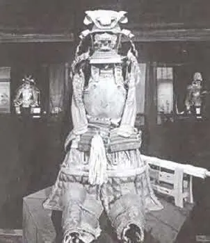Доспехи Ода Нобунага Статуя Ода Набунага у замка Киесу До - фото 11