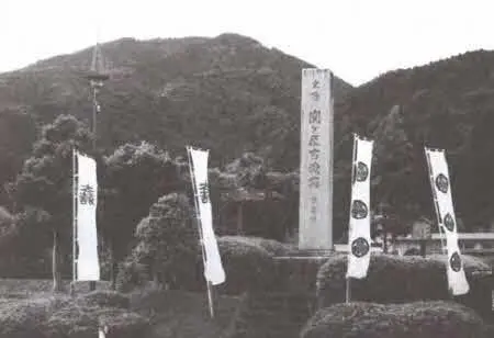 Мемориал на месте битвы при Сэкигахара Фува Кацуемон Масатанэ разглядывает - фото 18