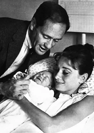 Шон в объятиях счастливых родителей Много лет спустя Одри рассказывала о - фото 105