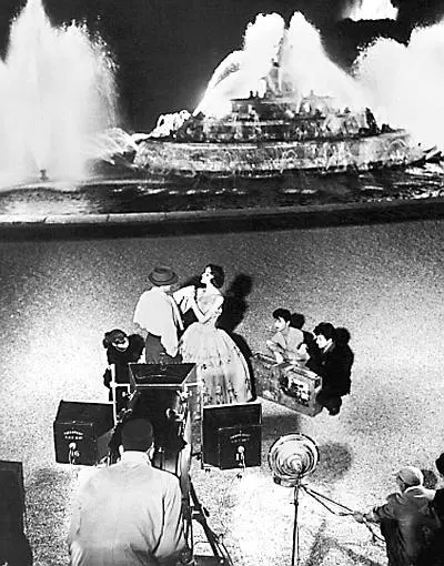 Рабочий момент Одри готовится к съемке Фото 1957 г Американское руководство - фото 49