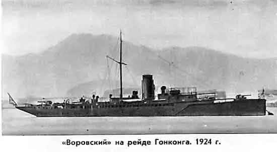 Порт состоял из множества почти ничем не огражденных от моря огромных пирсов - фото 7