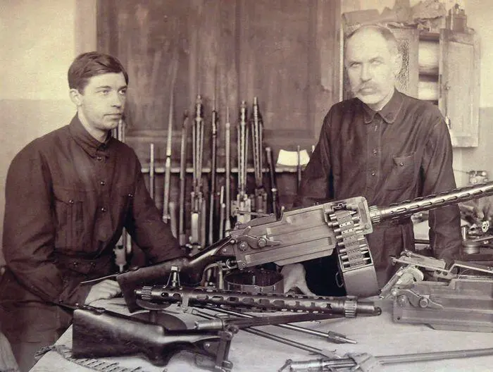 Токарев с сыном в первом помещении КБ ТОЗ 1925 г фото из собрания ВИМАИВ и - фото 1