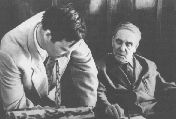 С отцом Сотрудники Физической лаборатории 1960 г На выступлении Дж Бе - фото 82