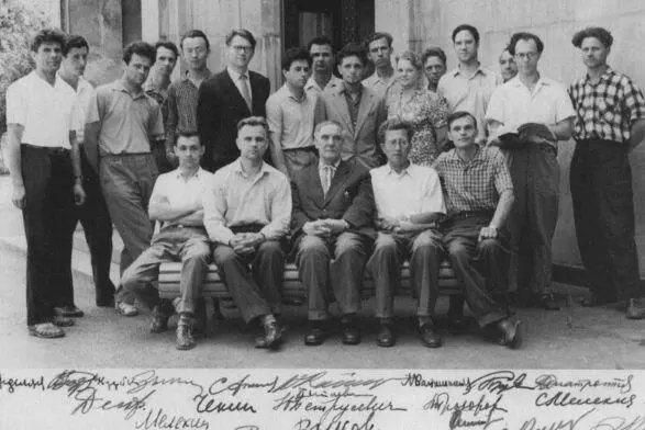 Сотрудники Физической лаборатории 1960 г На выступлении Дж Бернала в МГУ В - фото 83