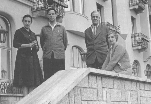 В Праге Слева направо Т А Дамир С П П Л и А А Капицы Когда мы - фото 109