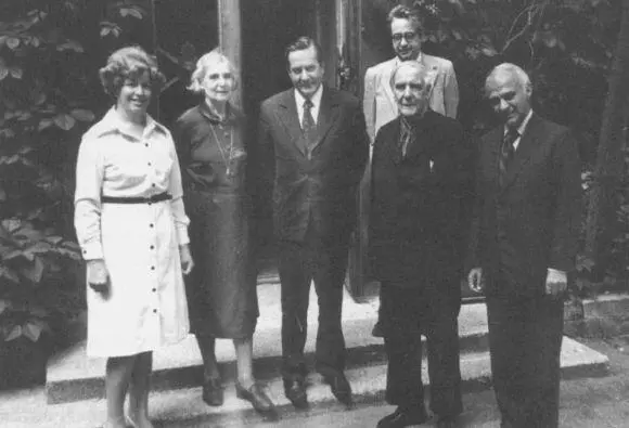 После обеда у П Л Капицы Слева направо М М Иноземцева А А Капица И - фото 131