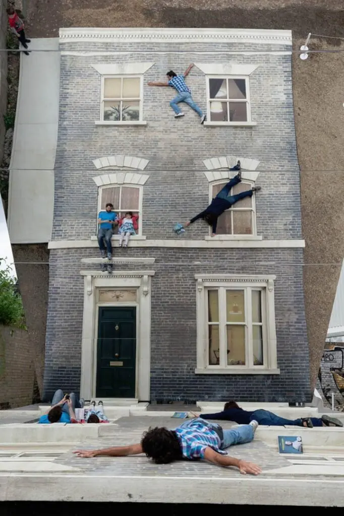 Dalston House представляет собой плоскую декорацию фасада трёхэтажного - фото 60