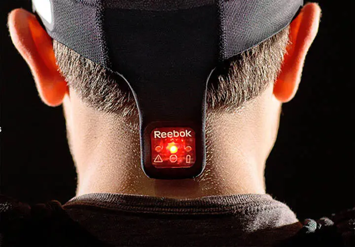 Reebok CheckLight представляет собой обтягивающий подшлемник со встроенными - фото 67