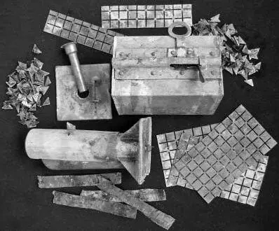 Основные части гранаты образца 1912 года Корпус с внутренней стороны покрывали - фото 6