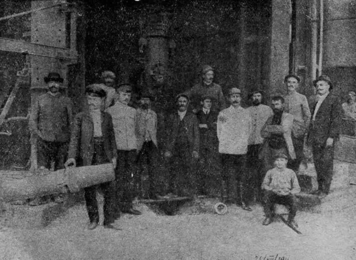 М К КУРАКО среди инженеров и рабочих доменного цеха Юзовка 1911 г Этими - фото 10