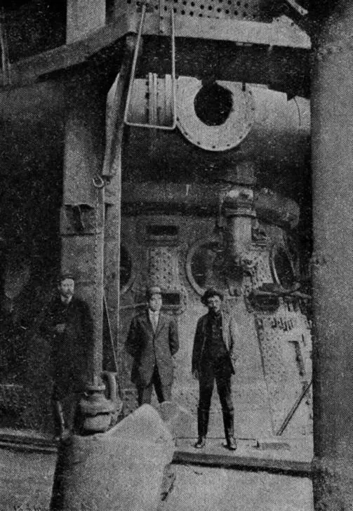 М К КУРАКО крайний справа у перестроенной им доменной печи Юзовка 1912 г - фото 11