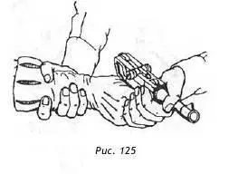 4 Продолжая крепко держать правой рукой запястье противника левой рукой - фото 115