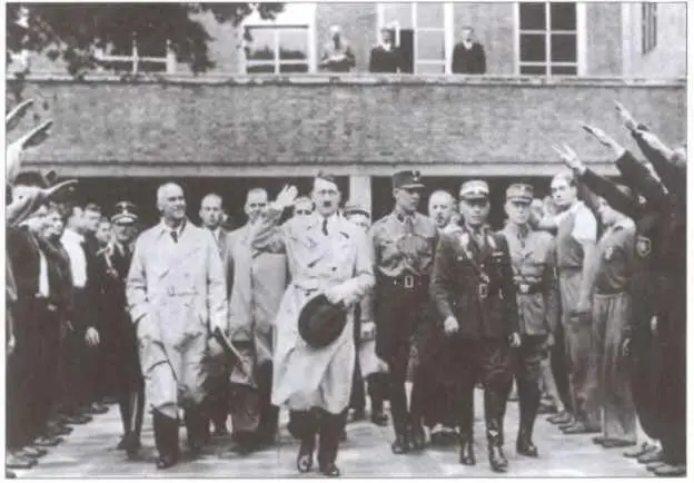 Гитлер во время посещения Спортивного форума в 1933 году По сторонам от него - фото 8
