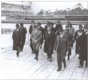 Гитлер инспектирует строительство олимпийских объектов 1934 год Гитлер на - фото 9