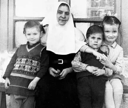 1969 г Матушка Евгения с детьми о Павла Келья матушки ГЛАВА ПЯТАЯ - фото 29