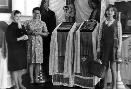 Вторая слева матушка Вера справа дочь Машенька 1972 год г Фергана - фото 34